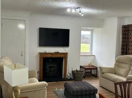 Hot tub - Garden - Bbq - Parking - Pets - Sleeps 6: Strathpeffer şehrinde bir otel
