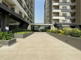 Sky View Condo at Bantree, hotell i Trofwi