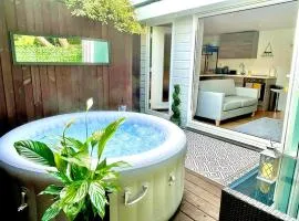 Secluded Garden Lodge with Private Hot Tub - WiFi - Close to Beach