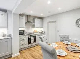 Sleeps 8 3bedroom House, Harlaxton Garden Driveway