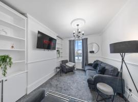 HOP Homes-Spacious 4BR Home with Private Parking and WiFi: Gravesend şehrinde bir otel