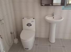 Isamilo green trees forest hill apartments, готель у місті Мванза