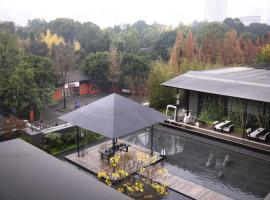 Terra Art Hotel Chengdu--Featuring an exquisite rooftop garden--Offering Western breakfast and coffee&English speaking with tour services -- Free Luggage Delivery Service – hotel w mieście Chengdu
