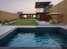 Mud Meadows Peace and Tranquility Farm With Pool, hotel a Faridabad