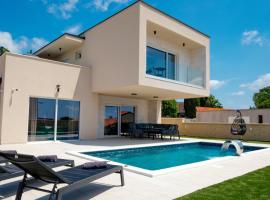 Beautiful Villa Paula with jacuzzi in Pula，普拉的飯店