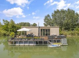 THE ROOT your charming floating home, Hotel in Bratislava