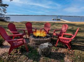 Lakefront House with Boat Dock, BBQ in Peaceful Flint, hotel v mestu Flint