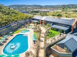 Chic Apartment with Panoramic Views & Braai