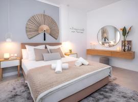 Singer Suite Kalamata , Close to Center & Easy Street Parking，卡拉馬塔的有停車位的飯店