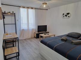 Faubourg des voyageurs 4 - Studio climatisé 2 personnes - proche axe autoroute, hotel a Saran