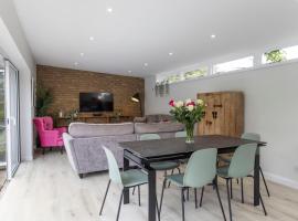 The Bungalow, near Reigate, hotel i Kingswood Manor