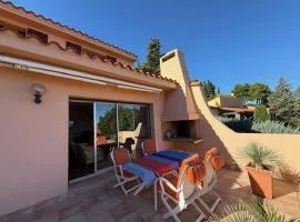 6AMB38 Superbe Villa avec terrasses dans résidence avec piscine commune