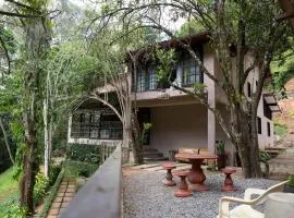 Casa Pet Friendly c 3 suites, Lareira e Natureza