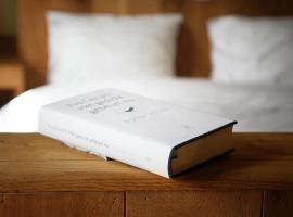 Poëziehotel Surplace - 15 min van Pairi Daiza & industriezone Ghislenghien, hotel in Bever