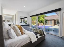 Resort-style family retreat with pool & gym, hotel i Craigieburn