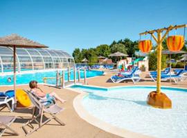 ZEcamping 4 avec club enfant piscine couverte 1km plage dog friendly, Hotel in Givrand