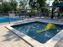 ZEcamping 4 familial avec pataugeoire et jacuzzi, Hotel in Coulon