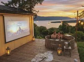 Romantic Getaway Hot Tub, Cinema & View