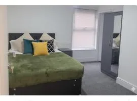 Cozy Double Room with Private Bathroom and Kitchen Access in Warrington