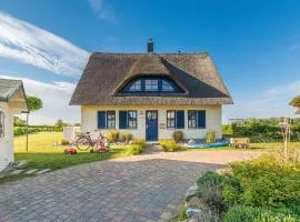 Reetdachhaus Lachmöwe mit Ostseeblick, Kamin und Sauna nur 500 m vom Strand entfernt
