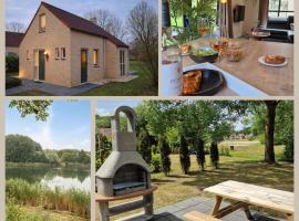 Lakefront Cottage Gelderland BBQ & tuin 6pers, hotel di Ewijk