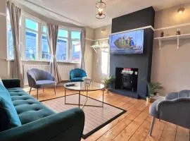 Fully Furnished New Malden 3BDR Home with Parking Washer Dryer and Garden near Kingston