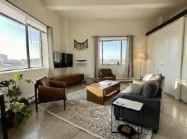 Westown Studio Apt Near Fiserv, Baird, and Theater District