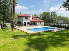 Mediterranean villa hot tub fire place•fire pit، فندق في مونروه