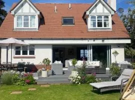 Seaside golfing haven-central 4 bed detached home
