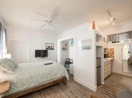 QUIET POUR @ Speakeasy Inn Key West!