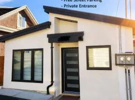 2BR Detached House - Free Parking -10 mins to YVR & Downtown