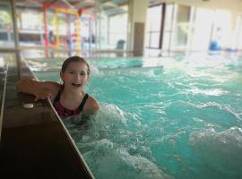 Camping Au Bois Du Cé à 3km du Puy duFou, hotel i Chambretaud