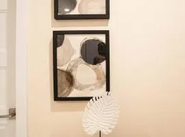 203 - Fantastic Cozy New 2 Queen Condo with Gym, DT&Airport