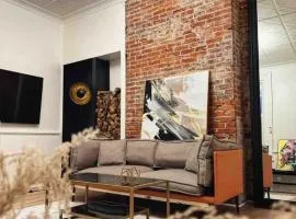 2 Bedrooms • Elegant Historic Retreat•Free Parking