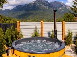 The Bear Chalet with Private Hot Tub, Hotel in Buşteni