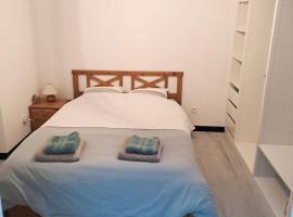 Maison Cosy dans village calme proche de la ville, Hotel in Mably