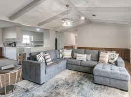 Peaceful Pond-View Retreat, 4 Mi to Dtwn Douglas: Douglas şehrinde bir otel