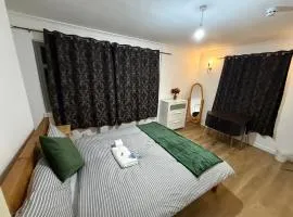 Exquisite King-sized Bedroom - Free Parking