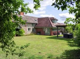 4 Bed in Twyford 76544