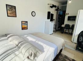 Kitnet com ar-condicionado e entrada privativa SC, hotel em Itajaí