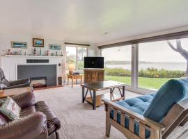 Cliffside Lighthouse Beach Home with Ocean View, מלון בקוס ביי