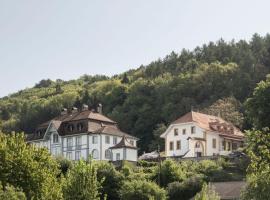 Apartment Chateau-Studio Bleu by Interhome, Hotel in Granges-près-Marnand