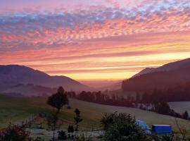 Apartment Schafmatthof Dachwohnung by Interhome – hotel w mieście Weissenstein