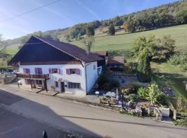 Holiday Home Ma Petite Fontaine by Interhome, caba&ntilde;a o casa de campo en Solothurn