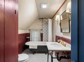 5BR Minutes to Salem|Historic Downtown Beverly, Hotel in Beverly