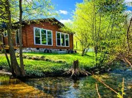 Creekside Hot Tub-Walk to Beach-Uniquely Northern