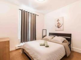 FULL KITCHEN 6min from DTOWN Room B, hotel sa Montreal