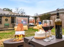 Outdoor Movies - Blocks from Downtown - 3BD plus 1BD Tiny Home - Sleeps 13