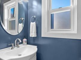 3BR/2.5 BA Townhouse |Downtown Salem w/Parking, Hotel in Salem