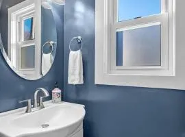 3BR/2.5 BA Townhouse |Downtown Salem w/Parking